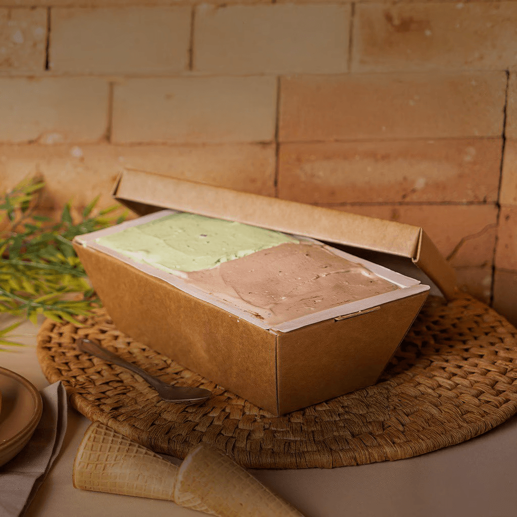 Gelatobox com gelato sobre composição rústica